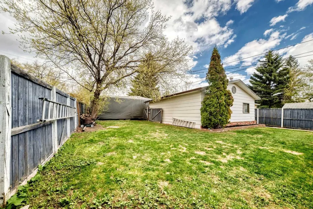 5224 19 Avenue NW Calgary AB T3B0T2
