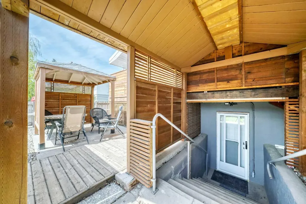 604 69 Avenue SW Calgary AB T2V 0N9