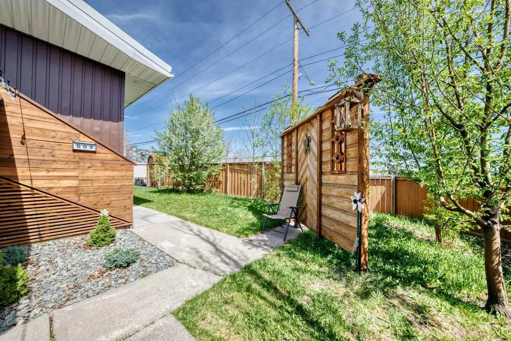 604 69 Avenue SW Calgary AB T2V 0N9