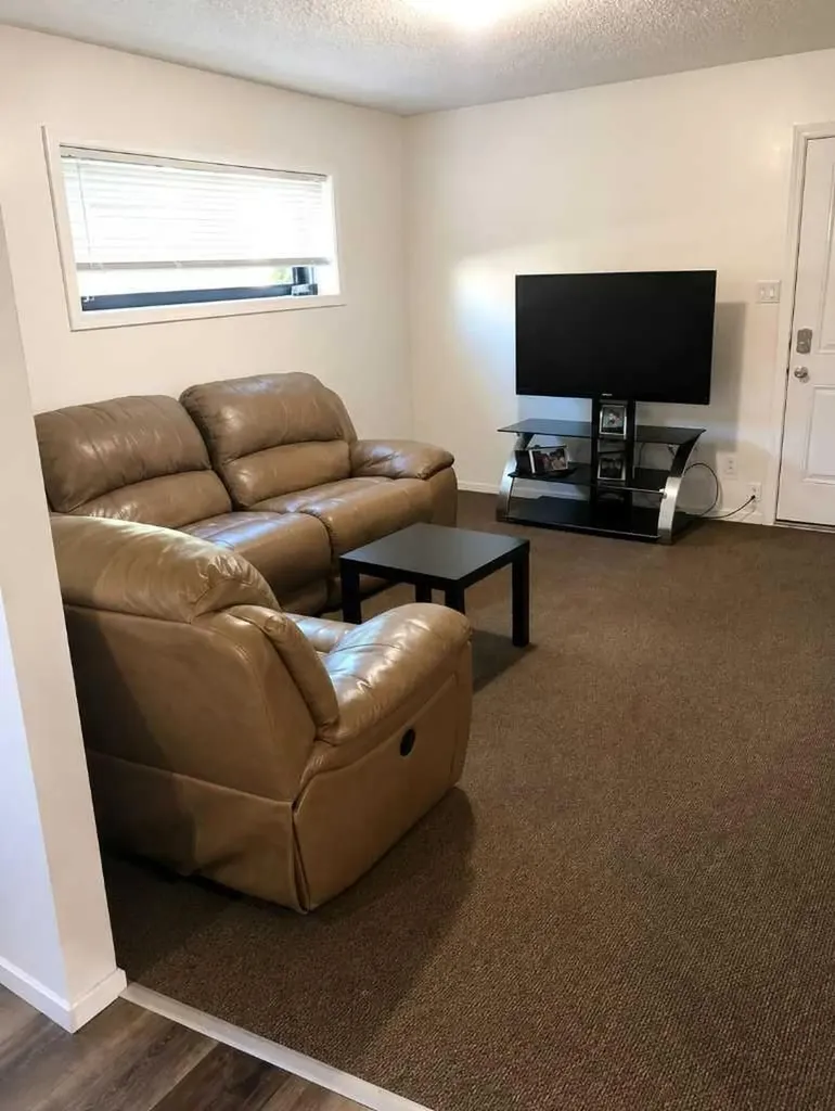 604 69 Avenue SW Calgary AB T2V 0N9