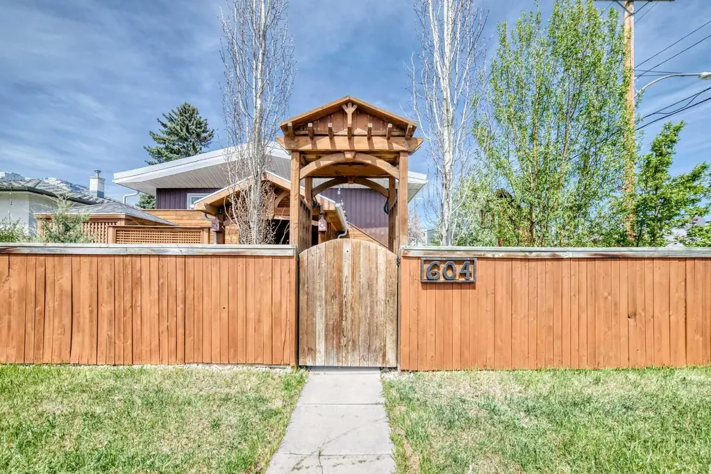 604 69 Avenue SW Calgary AB T2V 0N9