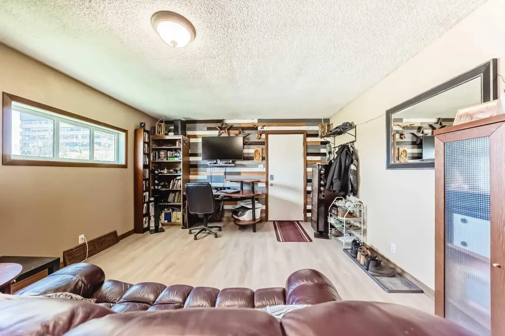 604 69 Avenue SW Calgary AB T2V 0N9