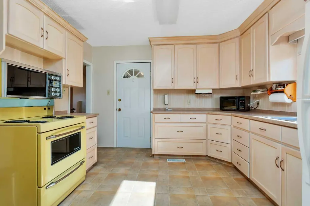 5004 55 Avenue Ponoka AB T4J 1H3