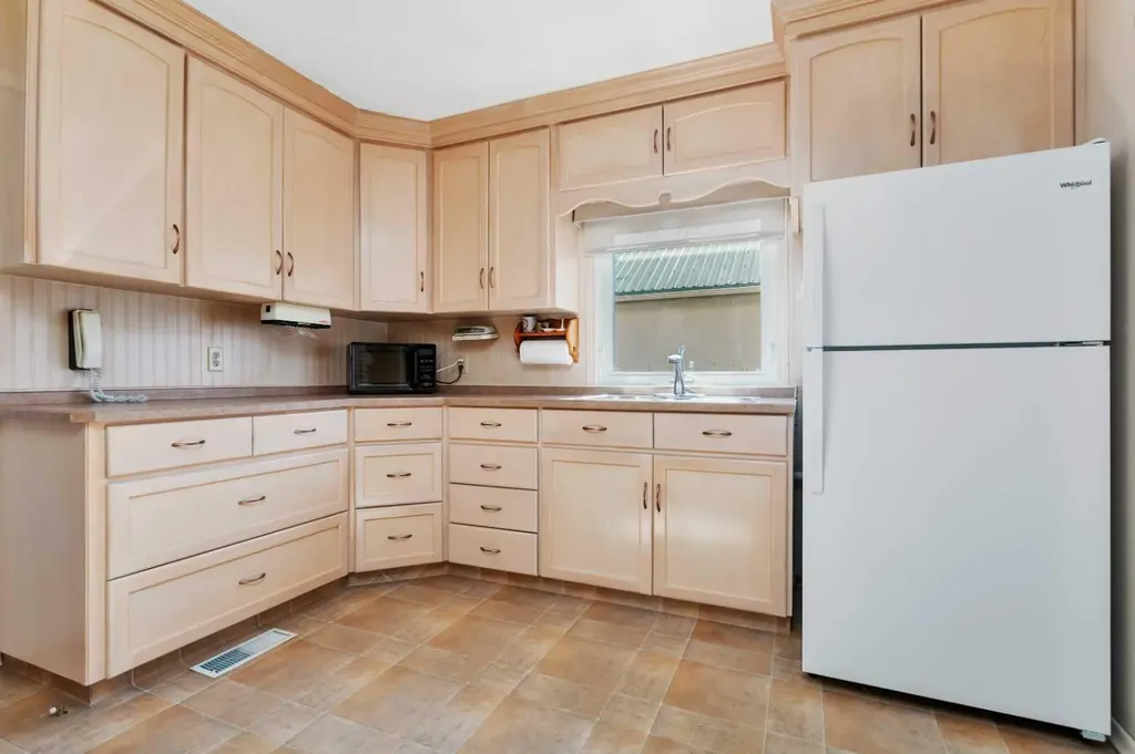 5004 55 Avenue Ponoka AB T4J 1H3
