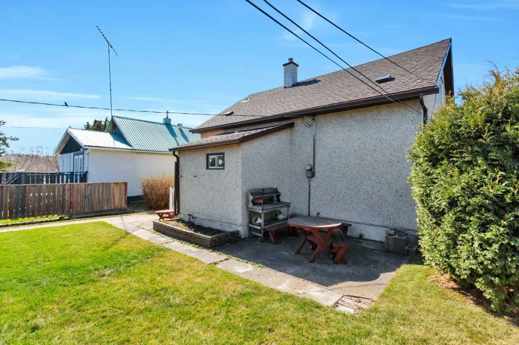 5004 55 Avenue Ponoka AB T4J 1H3
