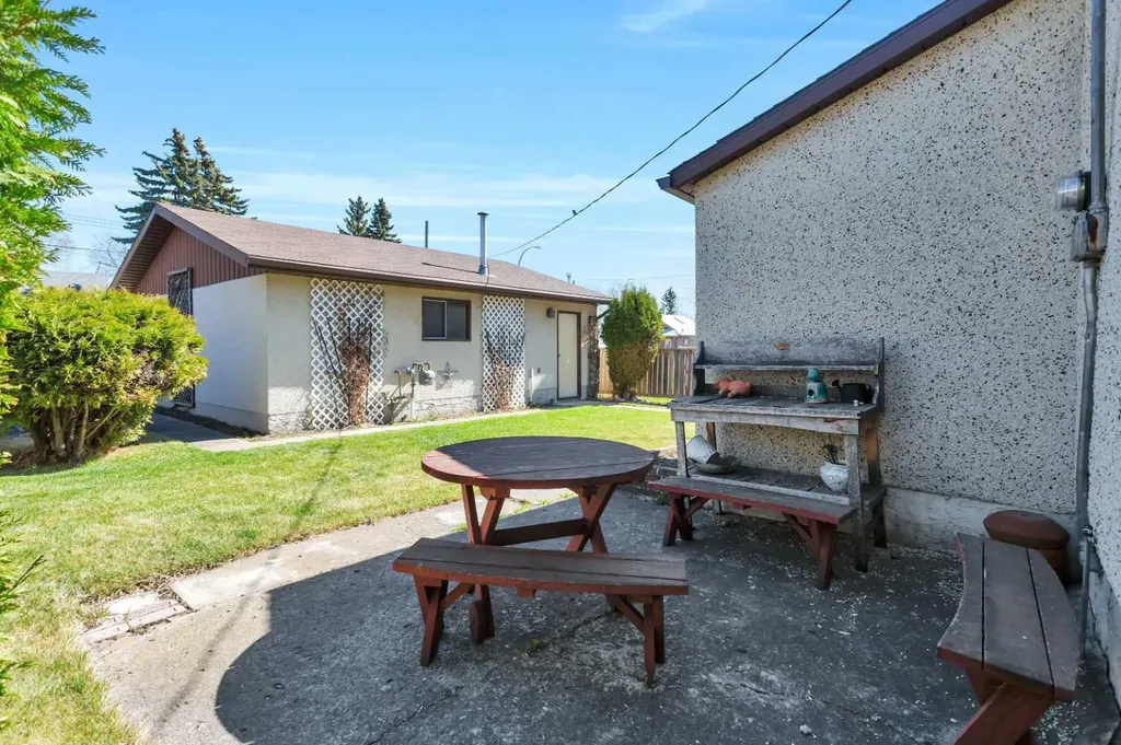 5004 55 Avenue Ponoka AB T4J 1H3
