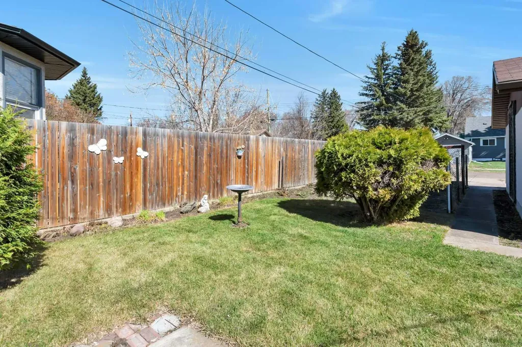 5004 55 Avenue Ponoka AB T4J 1H3