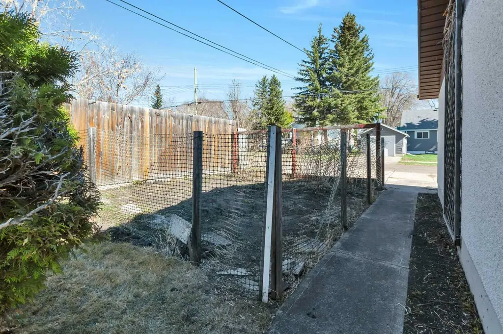 5004 55 Avenue Ponoka AB T4J 1H3