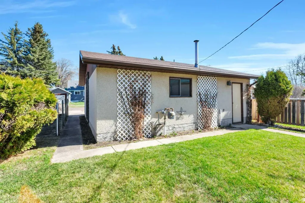 5004 55 Avenue Ponoka AB T4J 1H3