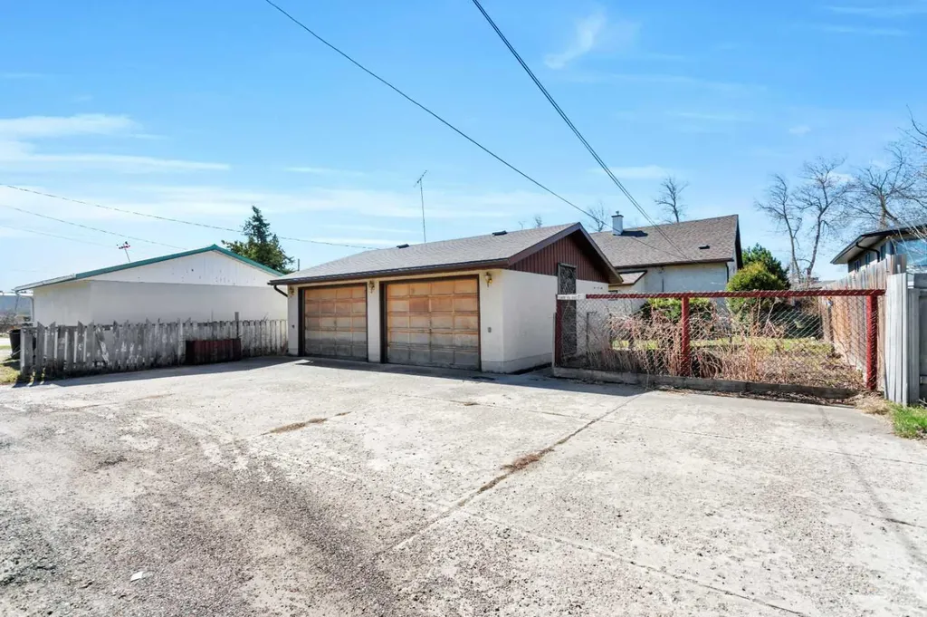 5004 55 Avenue Ponoka AB T4J 1H3