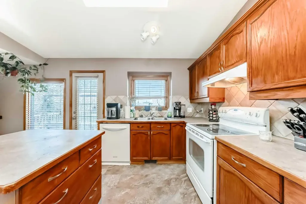 402 Citadel Hills Circle NW Calgary AB T3G 3V7