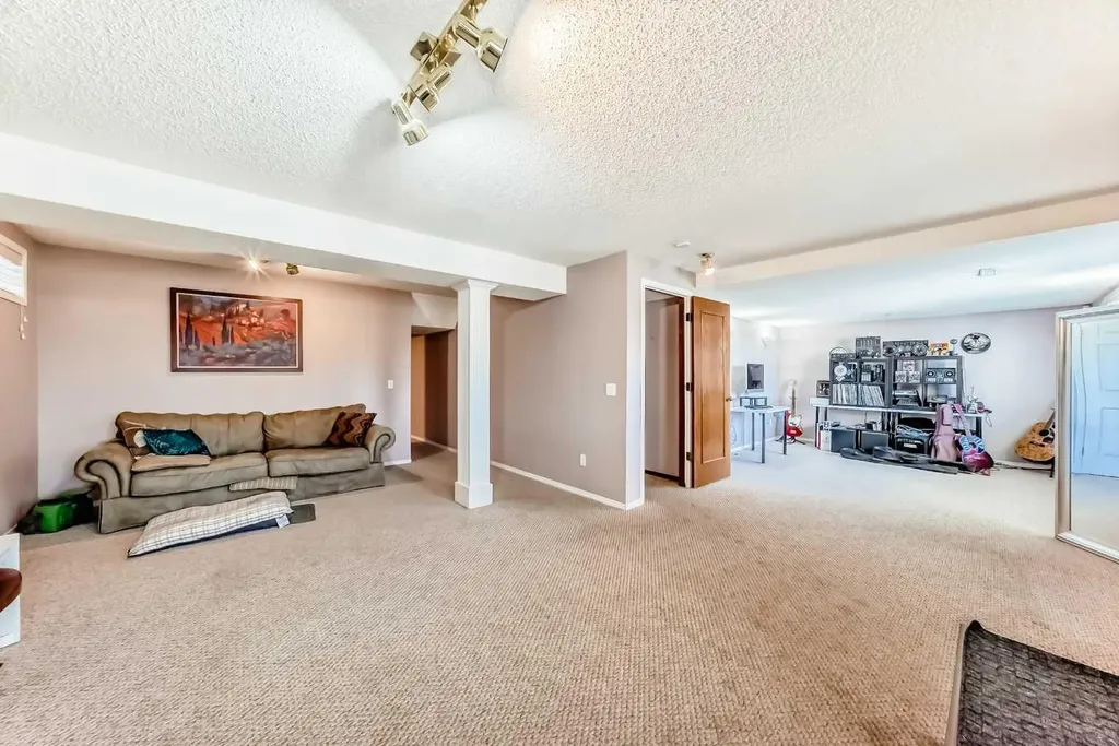 402 Citadel Hills Circle NW Calgary AB T3G 3V7