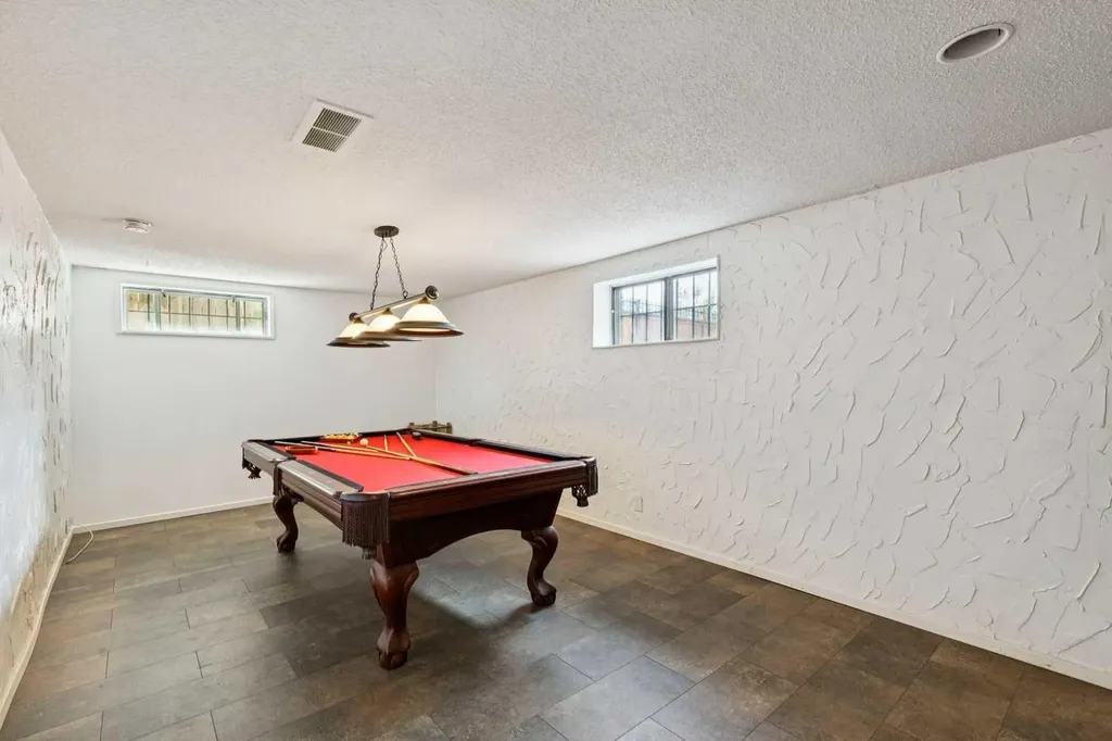12 Huntwick Way NE Calgary AB T2K 4H3