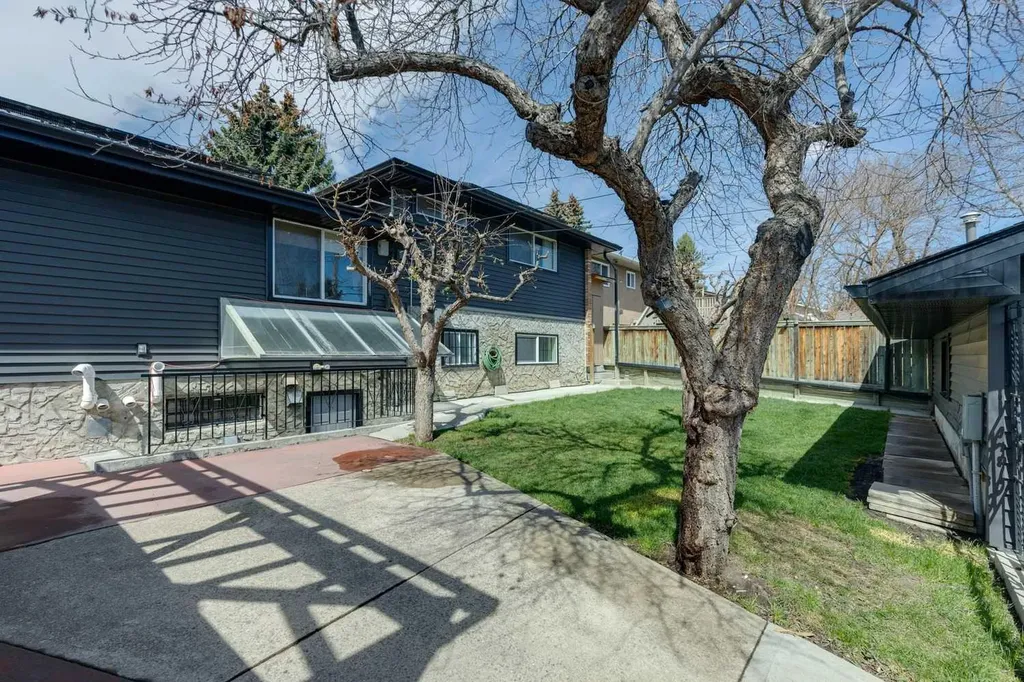 12 Huntwick Way NE Calgary AB T2K 4H3