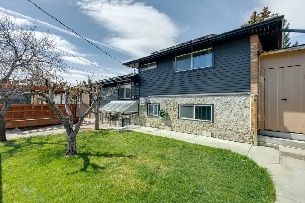 12 Huntwick Way NE Calgary AB T2K 4H3