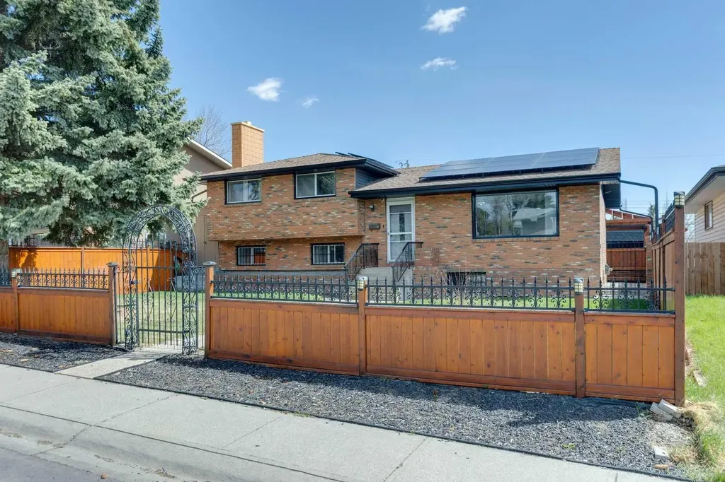 12 Huntwick Way NE Calgary AB T2K 4H3