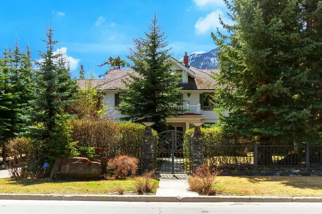 501 Buffalo Street Banff AB T1L 1A1
