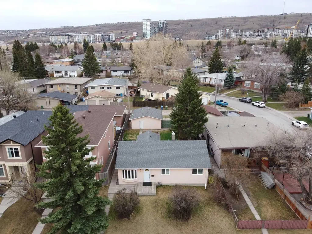 7615 36 Avenue NW Calgary AB T3B1V2