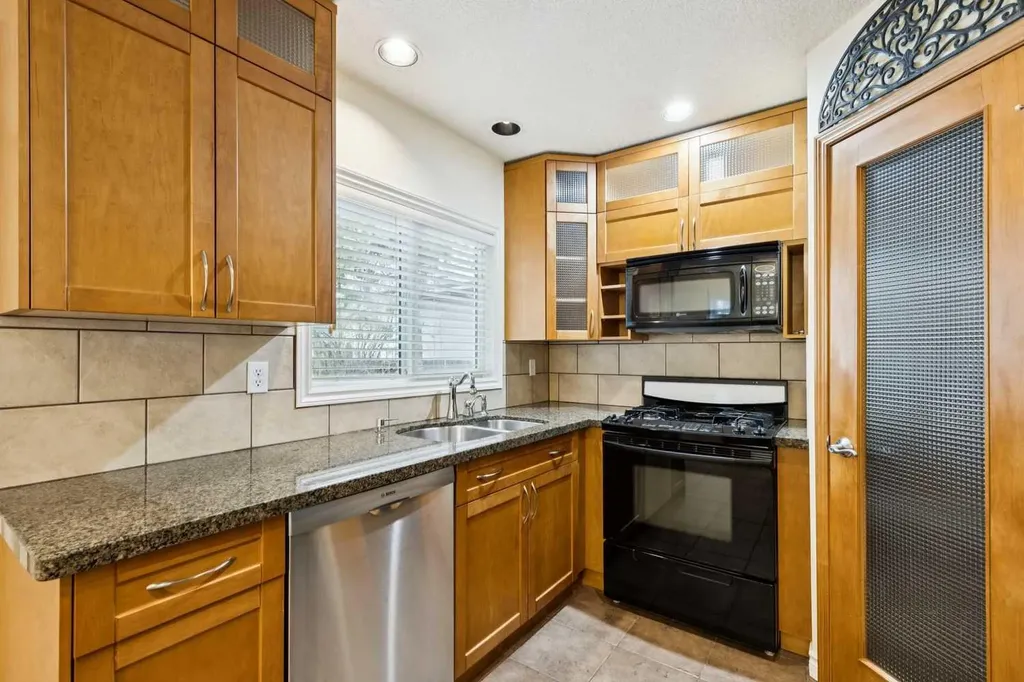 7615 36 Avenue NW Calgary AB T3B1V2
