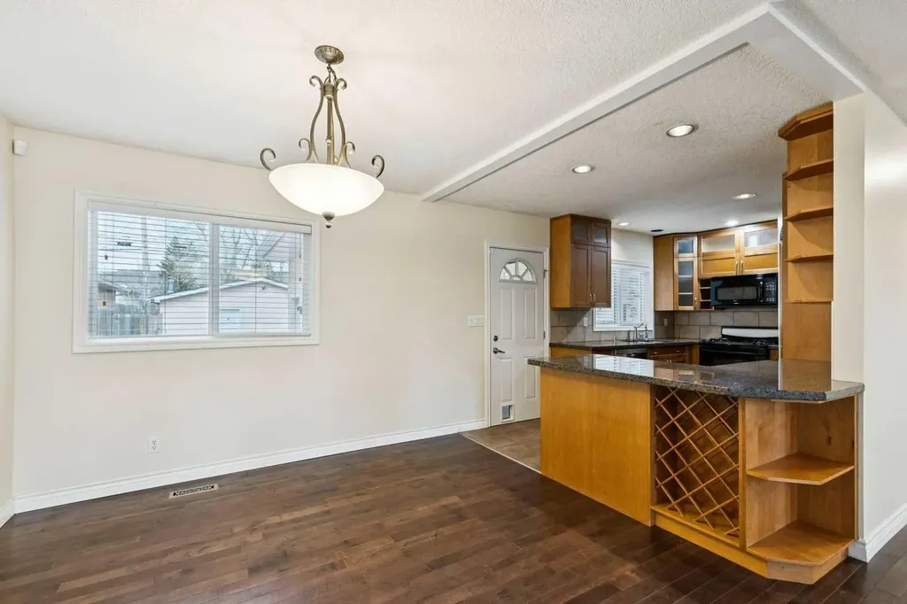 7615 36 Avenue NW Calgary AB T3B1V2