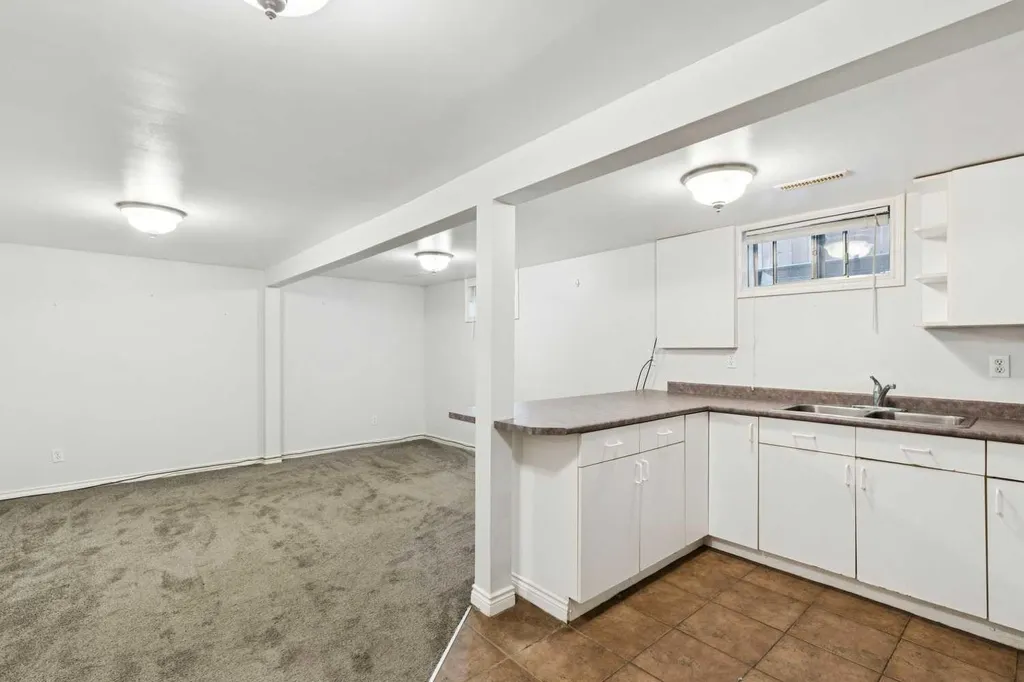 7615 36 Avenue NW Calgary AB T3B1V2