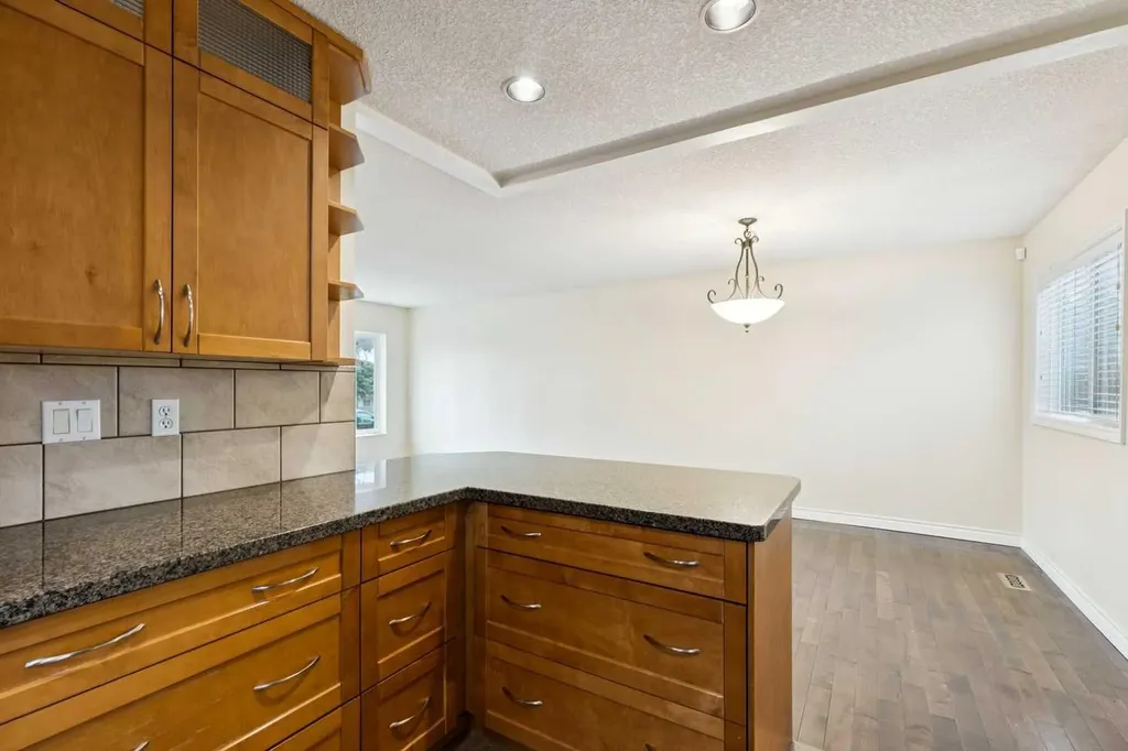 7615 36 Avenue NW Calgary AB T3B1V2