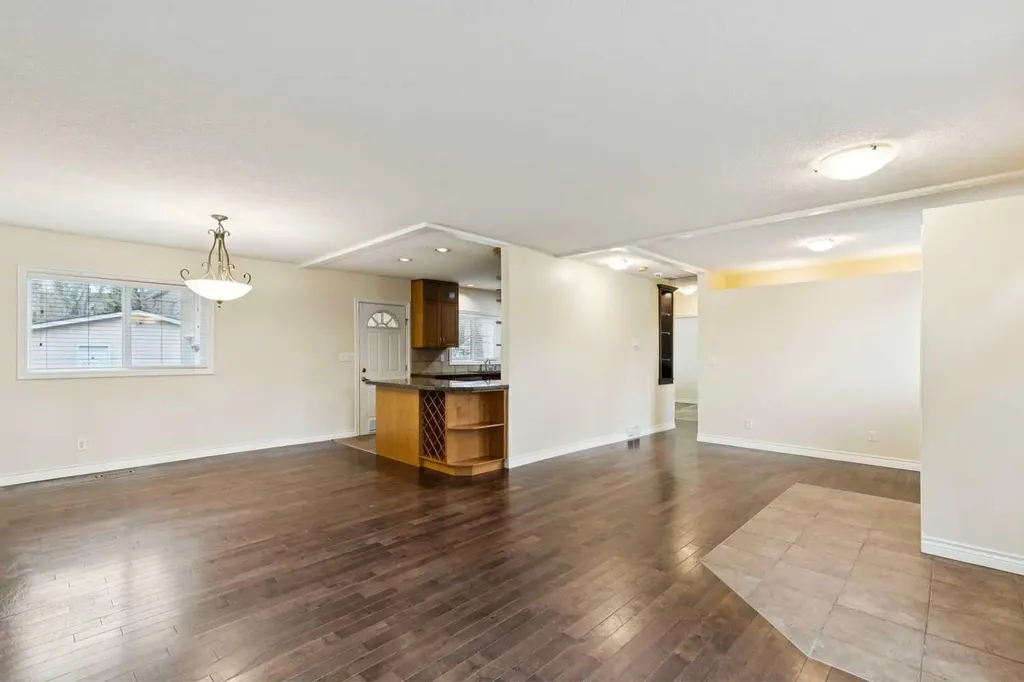 7615 36 Avenue NW Calgary AB T3B1V2