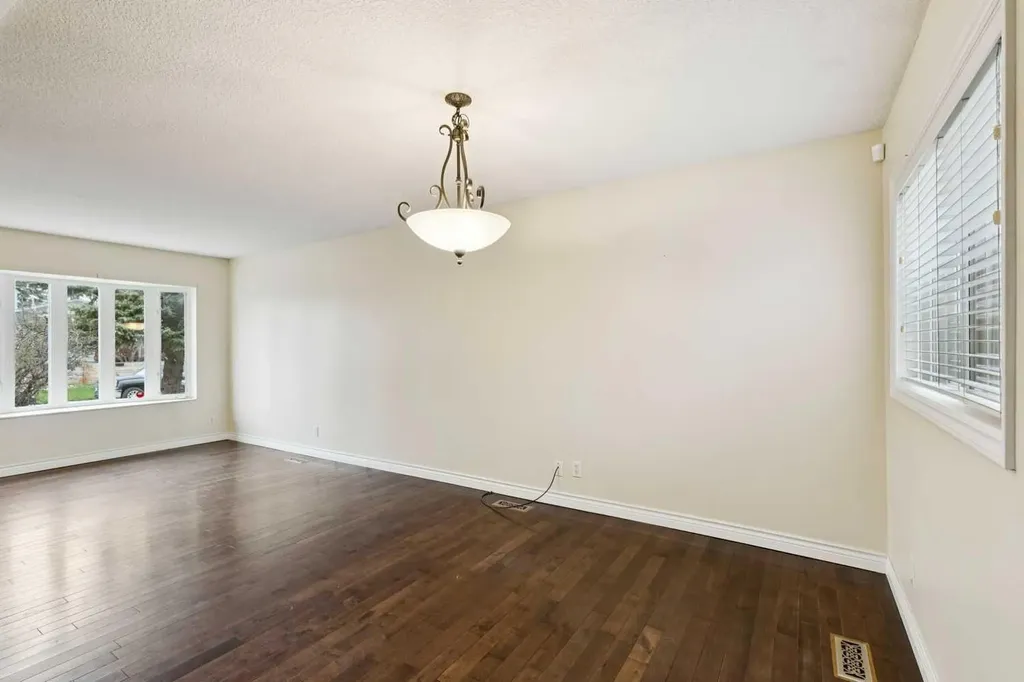 7615 36 Avenue NW Calgary AB T3B1V2