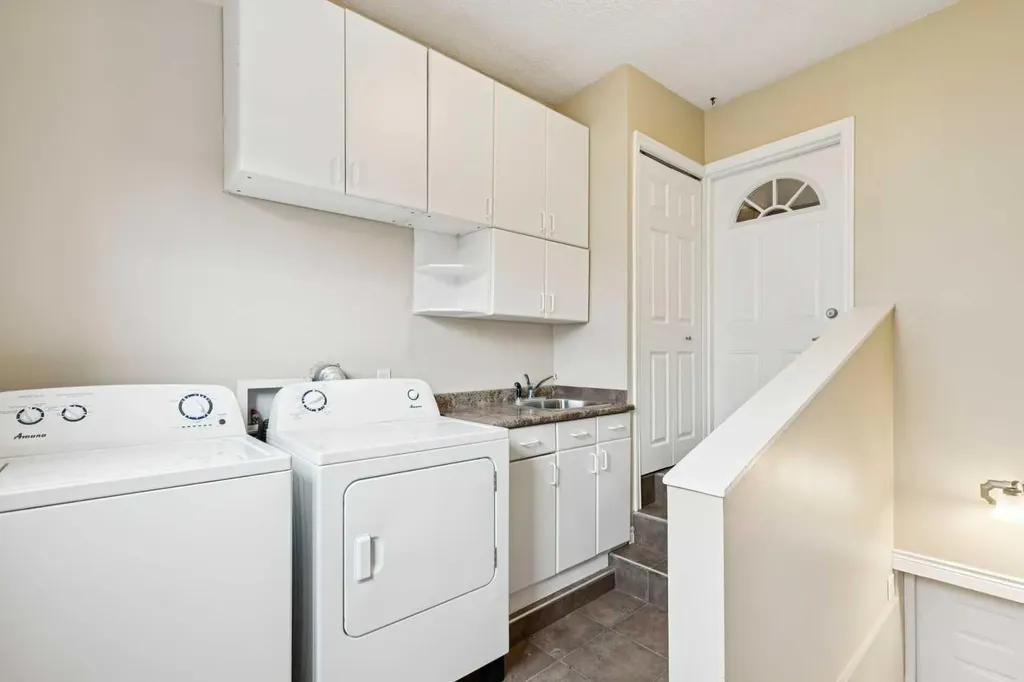7615 36 Avenue NW Calgary AB T3B1V2