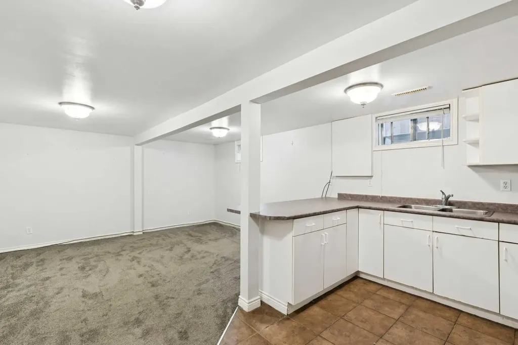 7615 36 Avenue NW Calgary AB T3B1V2