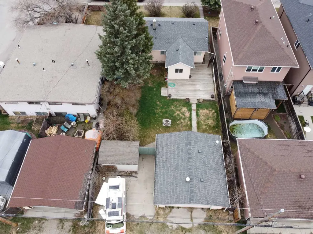7615 36 Avenue NW Calgary AB T3B1V2
