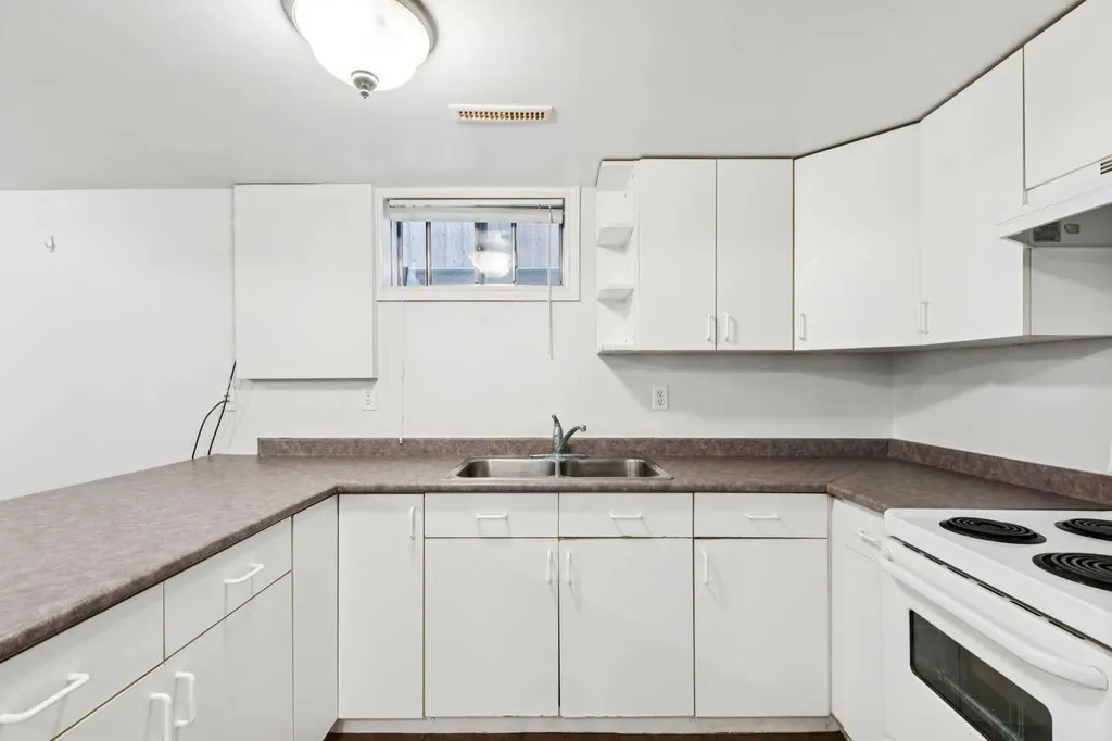 7615 36 Avenue NW Calgary AB T3B1V2