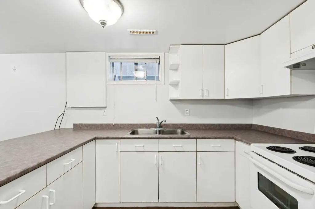 7615 36 Avenue NW Calgary AB T3B1V2