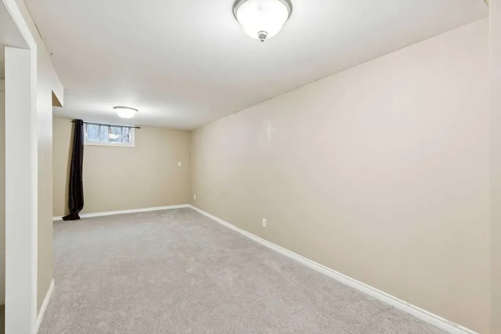 7615 36 Avenue NW Calgary AB T3B1V2