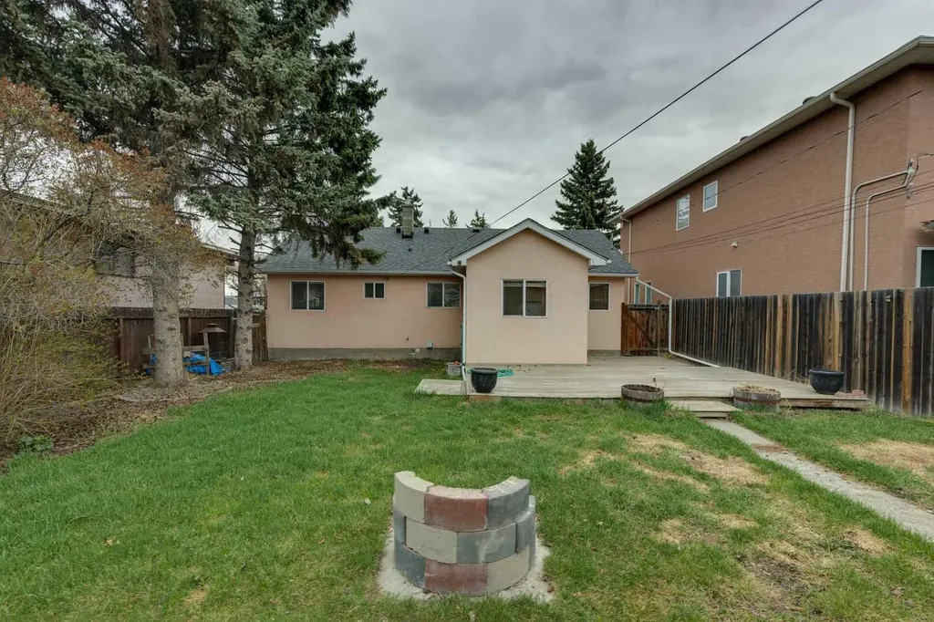 7615 36 Avenue NW Calgary AB T3B1V2