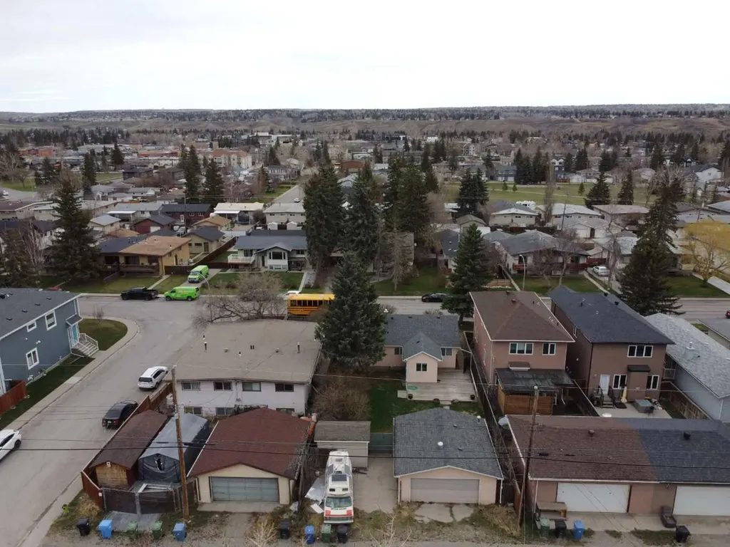 7615 36 Avenue NW Calgary AB T3B1V2