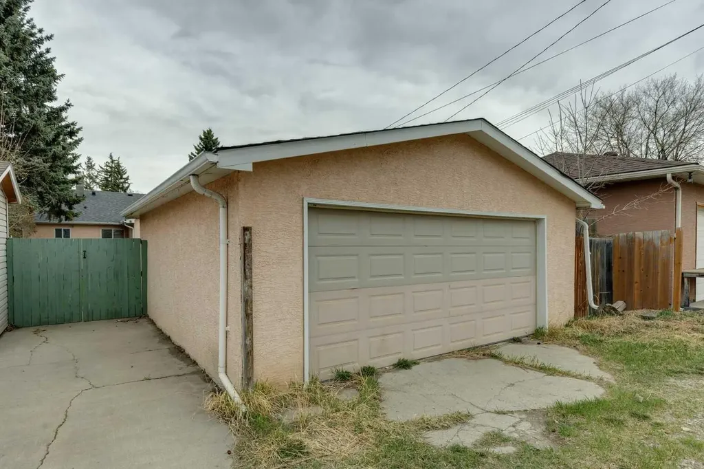 7615 36 Avenue NW Calgary AB T3B1V2