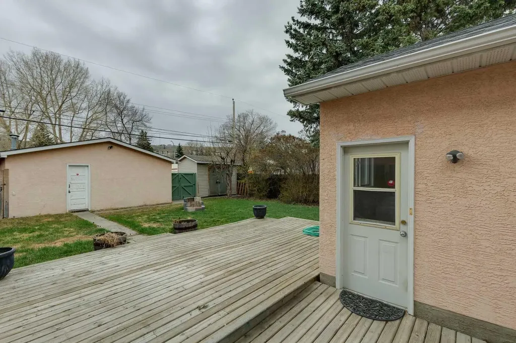 7615 36 Avenue NW Calgary AB T3B1V2