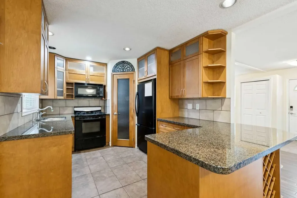 7615 36 Avenue NW Calgary AB T3B1V2