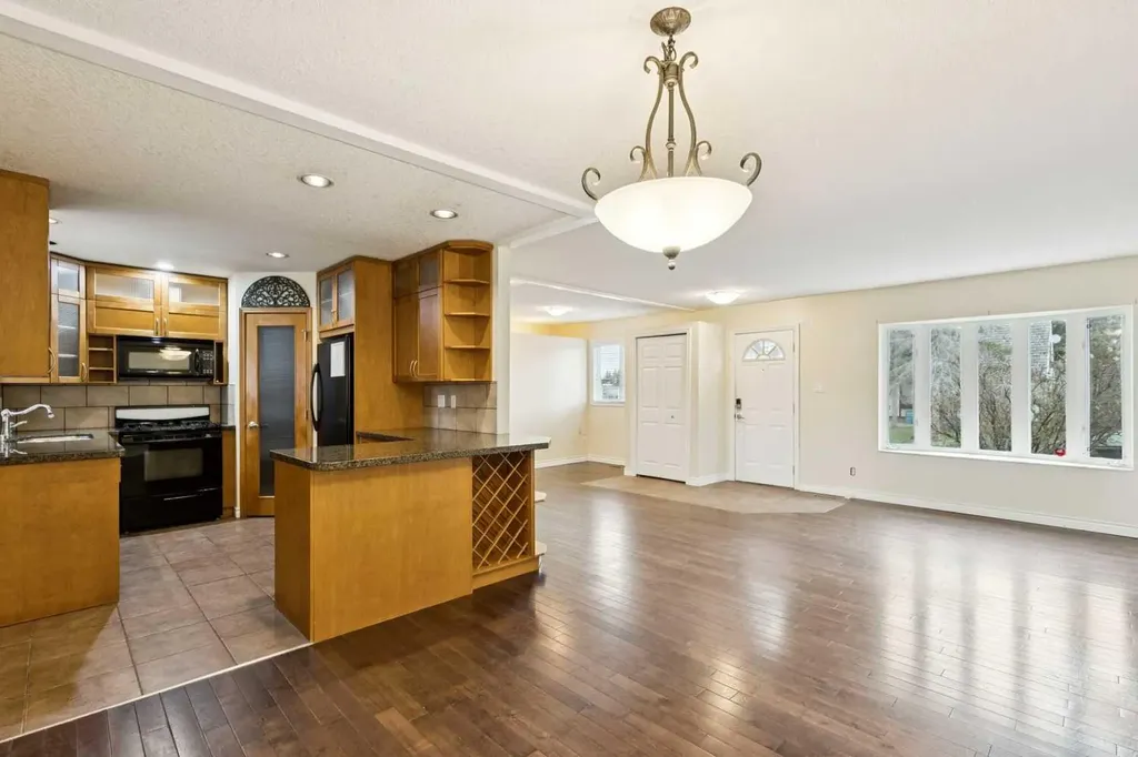 7615 36 Avenue NW Calgary AB T3B1V2