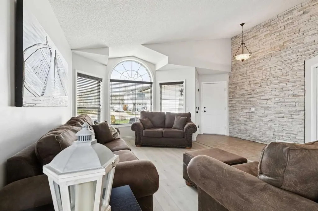 438 Sheep River Point Okotoks AB T1S 1S3