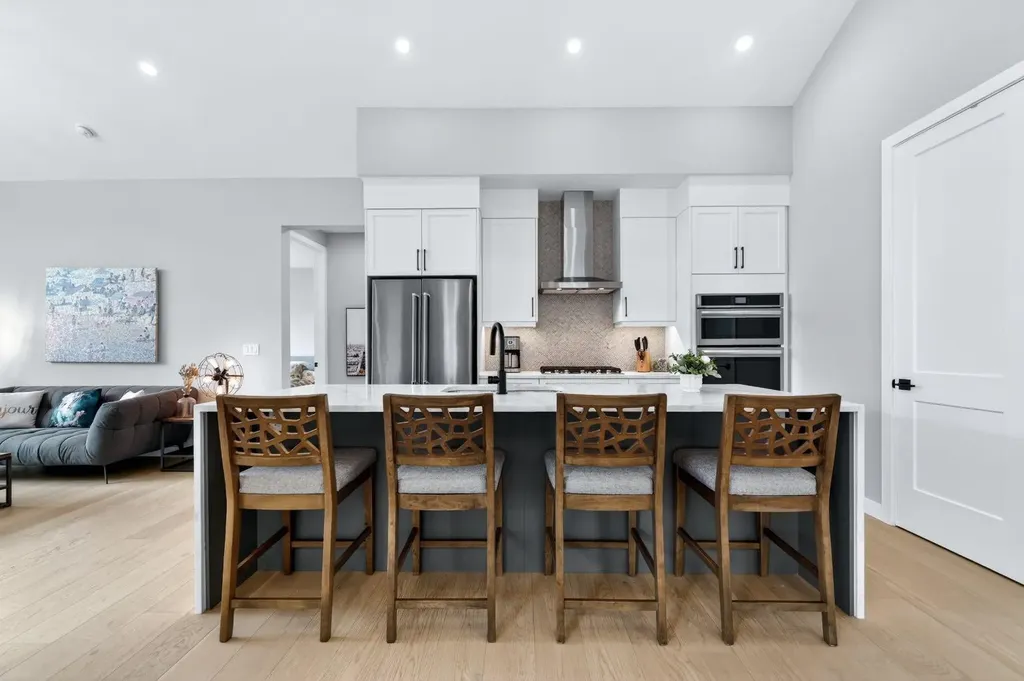 46 Crestridge Bay SW Calgary AB T3B 6H2