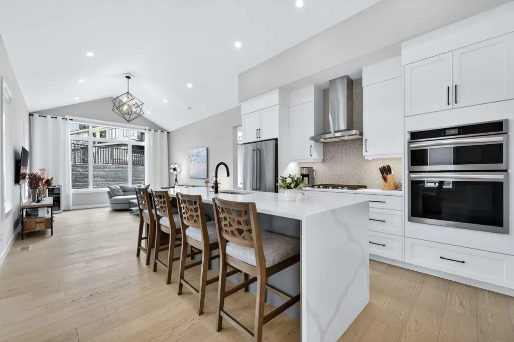 46 Crestridge Bay SW Calgary AB T3B 6H2