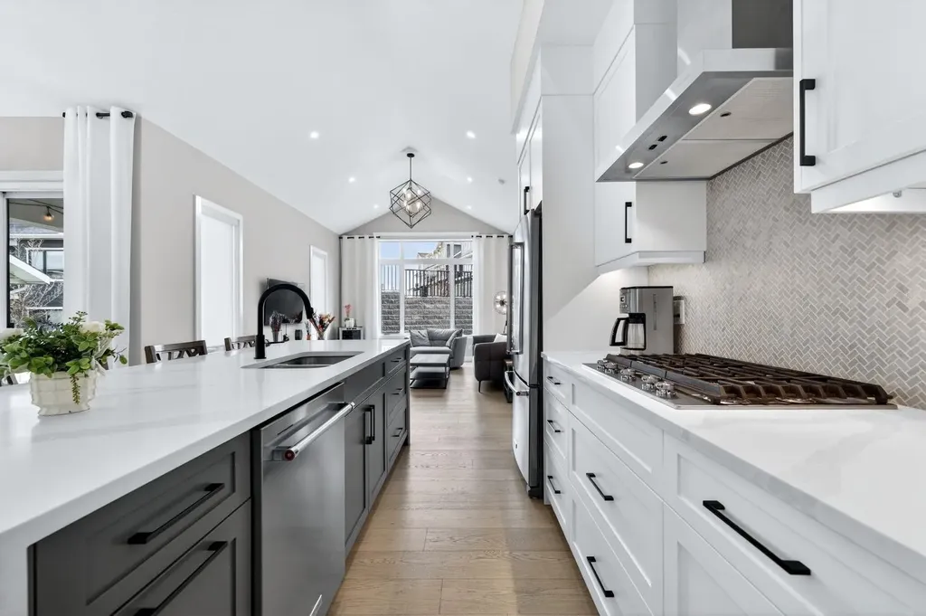 46 Crestridge Bay SW Calgary AB T3B 6H2