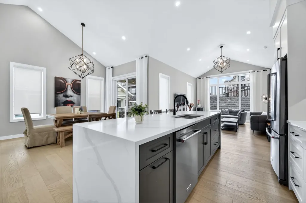 46 Crestridge Bay SW Calgary AB T3B 6H2