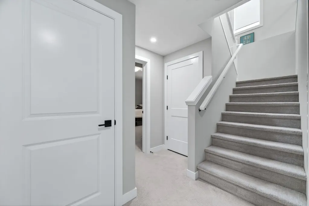46 Crestridge Bay SW Calgary AB T3B 6H2