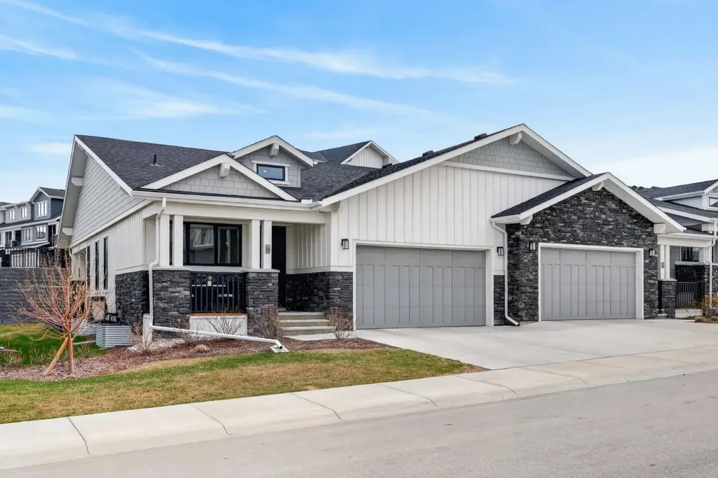46 Crestridge Bay SW Calgary AB T3B 6H2