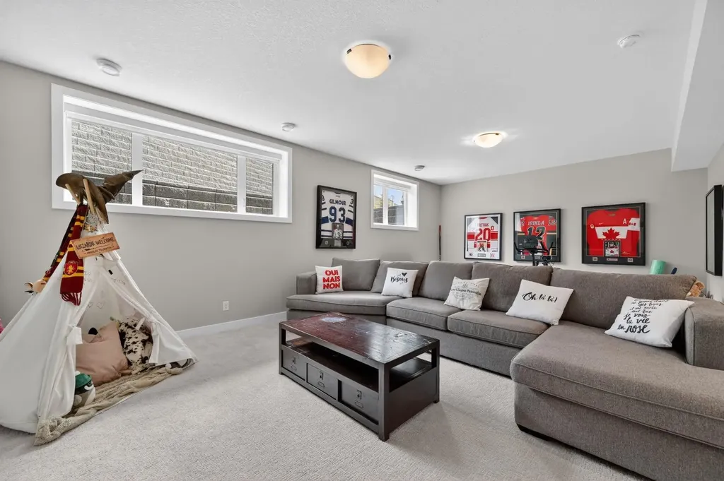 46 Crestridge Bay SW Calgary AB T3B 6H2