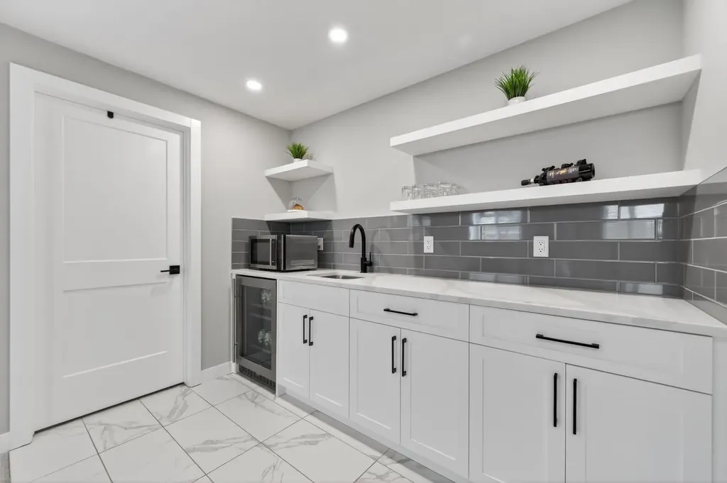 46 Crestridge Bay SW Calgary AB T3B 6H2