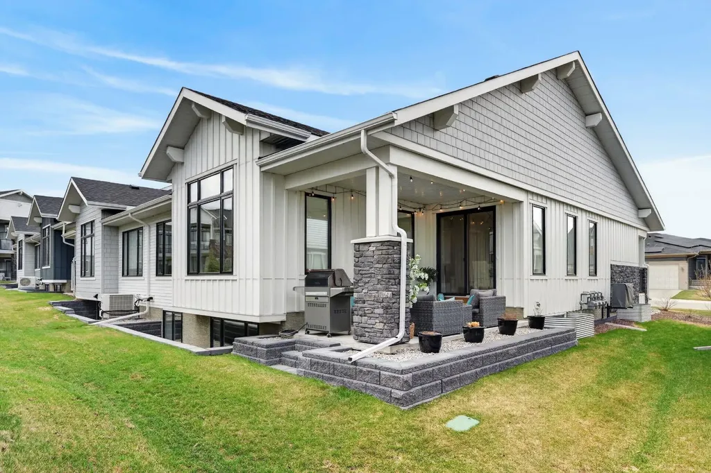46 Crestridge Bay SW Calgary AB T3B 6H2